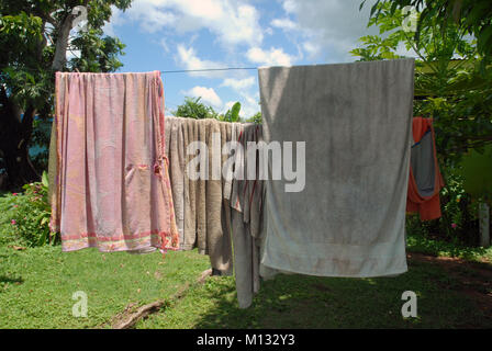 Serviettes anciennes sur la ligne de lavage, Rakiraki, Fidji Banque D'Images