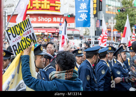 Protestation contre les nationalistes japonais marche dans Shinjuku, Tokyo, Japon Banque D'Images