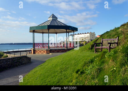 Le kiosque sur la colline du château en hiver soleil à Tenby, Pembrokeshire, Pays de Galles, Royaume-Uni Banque D'Images