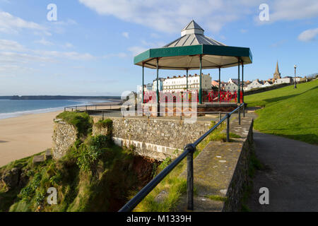 Le kiosque sur la colline du château en hiver soleil, Tenby, Pembrokeshire, Pays de Galles, Royaume-Uni Banque D'Images