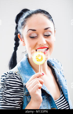 Happy girl with lollipop Banque D'Images