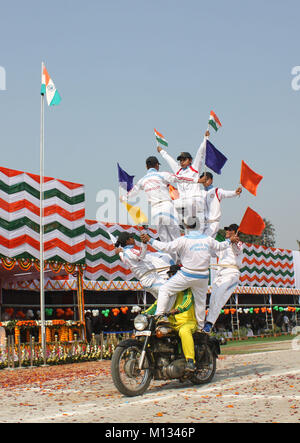 Guwahati, Inde. 26 janvier, 2018. Cascades moto marquer la 69e Journée de la République de l'Inde en face de l'Assam Gouverneur Jagdish et Mukhi Assam Sarbananda Sonowal ministre en chef. Crédit : David Talukdar/Pacific Press/Alamy Live News Banque D'Images