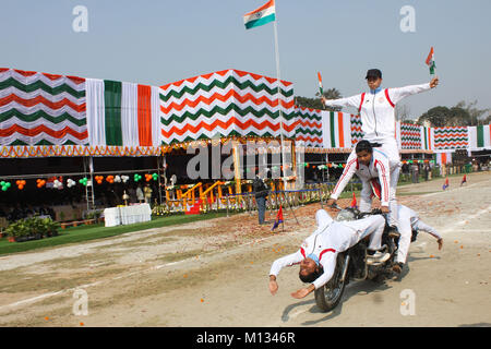 Guwahati, Inde. 26 janvier, 2018. Cascades moto marquer la 69e Journée de la République de l'Inde en face de l'Assam Gouverneur Jagdish et Mukhi Assam Sarbananda Sonowal ministre en chef. Crédit : David Talukdar/Pacific Press/Alamy Live News Banque D'Images