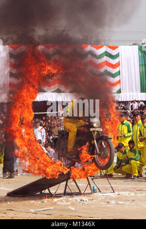 Guwahati, Inde. 26 janvier, 2018. Cascades moto marquer la 69e Journée de la République de l'Inde en face de l'Assam Gouverneur Jagdish et Mukhi Assam Sarbananda Sonowal ministre en chef. Crédit : David Talukdar/Pacific Press/Alamy Live News Banque D'Images