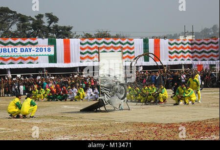 Guwahati, Inde. 26 janvier, 2018. Cascades moto marquer la 69e Journée de la République de l'Inde en face de l'Assam Gouverneur Jagdish et Mukhi Assam Sarbananda Sonowal ministre en chef. Crédit : David Talukdar/Pacific Press/Alamy Live News Banque D'Images