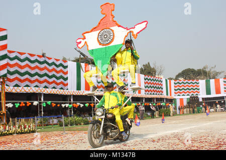 Guwahati, Inde. 26 janvier, 2018. Cascades moto marquer la 69e Journée de la République de l'Inde en face de l'Assam Gouverneur Jagdish et Mukhi Assam Sarbananda Sonowal ministre en chef. Crédit : David Talukdar/Pacific Press/Alamy Live News Banque D'Images