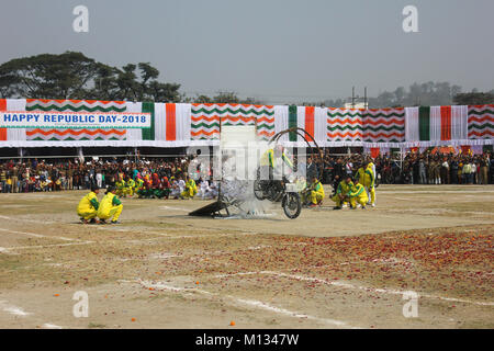 Guwahati, Inde. 26 janvier, 2018. Cascades moto marquer la 69e Journée de la République de l'Inde en face de l'Assam Gouverneur Jagdish et Mukhi Assam Sarbananda Sonowal ministre en chef. Crédit : David Talukdar/Pacific Press/Alamy Live News Banque D'Images