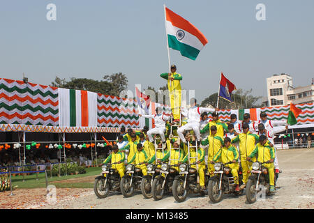 Guwahati, Inde. 26 janvier, 2018. Cascades moto marquer la 69e Journée de la République de l'Inde en face de l'Assam Gouverneur Jagdish et Mukhi Assam Sarbananda Sonowal ministre en chef. Crédit : David Talukdar/Pacific Press/Alamy Live News Banque D'Images