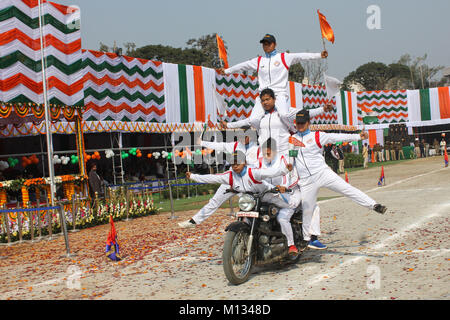 Guwahati, Inde. 26 janvier, 2018. Cascades moto marquer la 69e Journée de la République de l'Inde en face de l'Assam Gouverneur Jagdish et Mukhi Assam Sarbananda Sonowal ministre en chef. Crédit : David Talukdar/Pacific Press/Alamy Live News Banque D'Images