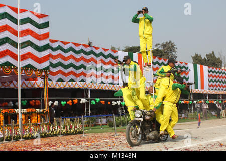 Guwahati, Inde. 26 janvier, 2018. Cascades moto marquer la 69e Journée de la République de l'Inde en face de l'Assam Gouverneur Jagdish et Mukhi Assam Sarbananda Sonowal ministre en chef. Crédit : David Talukdar/Pacific Press/Alamy Live News Banque D'Images