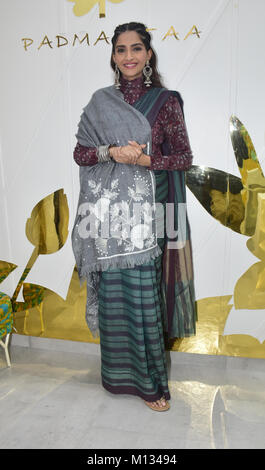 Sonam Kapoor actrice du film indien de participer à un événement spécial de nouvelle colletion lancement de 'Padmasitaa' une ligne de vêtements de Padmini Kolhapure et Sita Talwalcarat à Juhu à Mumbai. (Photo par Azhar Khan/Pacific Press) Banque D'Images