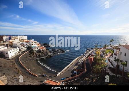 Vue aérienne de Puerto de Santiago port de mer et plage, Tenerife, Canaries, Espagne Banque D'Images