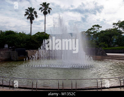 Parc de la fontaine de la paix de Nagasaki avec des palmiers à l'arrière-plan. Banque D'Images