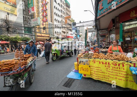 Les gens entre les étals de l'alimentation de rue dans le quartier chinois à Bangkok, Thaïlande Banque D'Images