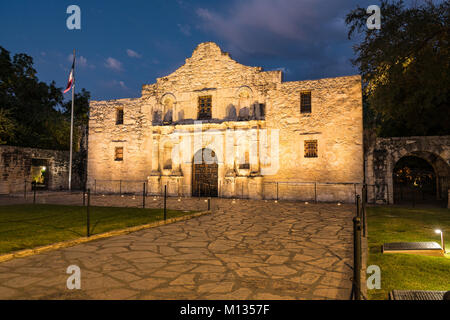 L'historique Alamo Mission de San Antonio, Texas la nuit. Banque D'Images