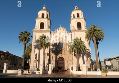 TUCSON, AZ - le 26 octobre 2017 : Belle extérieur de la cathédrale historique de St Augustine à Tucson, Arizona Banque D'Images