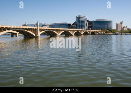 TEMPE, AZ - 25 octobre 2017 : l'horizon de la ville de Tempe, AZ de l'autre côté de la Rivière Salée à Tempe Town Lake Banque D'Images