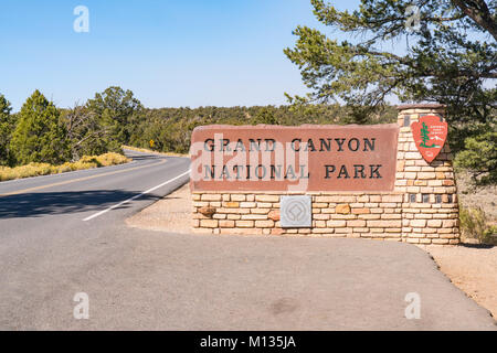 GRAND CANYON, AZ - 22 octobre 2017 : panneau d'entrée pour le Parc National du Grand Canyon, Arizona Banque D'Images