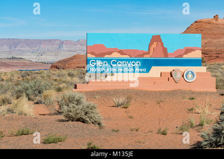 PAGE, AZ - 22 octobre, 2017 - Se connecter entrer dans le Glen Canyon National Recreation Area près du lac Powell Banque D'Images