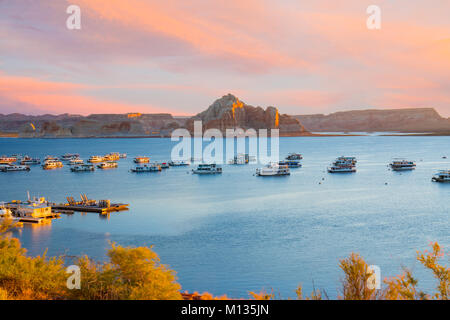 PAGE, AZ - 22 octobre 2017 : péniches au lever du soleil près de Wahweap Marina sur le Lac Powell, dans la Page, Arizona. Banque D'Images