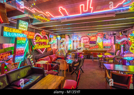 Enseignes au néon disponibles à la location à Dieux propre Junkyard à Walthamstow, London. Date de la photo : Vendredi, Janvier 26, 2018. Photo : Roger Garfield/Alamy Banque D'Images