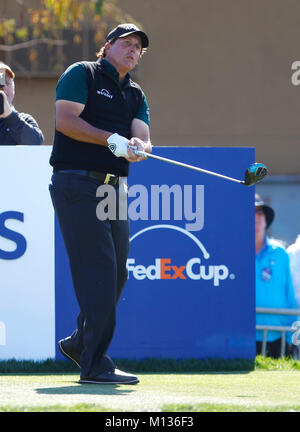 San Diego, CA, USA. 25 Jan, 2018. Phil Mickelson tees off sur le 1er trou du parcours nord à Torrey Pines Golf Course le 25 janvier 2018. Credit : K.C. Alfred/San Diego Union-Tribune/ZUMA/Alamy Fil Live News Banque D'Images