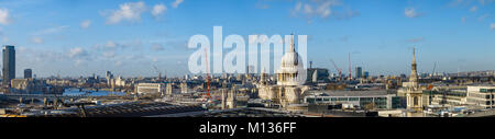 Londres, Royaume-Uni, 25 janvier 2018. Vue panoramique sur le toit skyline de propriétés à l'ouest de la ville de Londres vers l'emblématique monument dôme de Sir Christopher Wren, la Cathédrale St Paul sur les toits de Londres, avec vue sur l'immobilier en ce qui concerne la Tamise et Westminster, Londres, Angleterre, Royaume-Uni. Londres a connu un matin de soleil, un ciel bleu et une vue lointaine sur cette agréable journée ensoleillée d'hiver de janvier. Le dôme de la Cathédrale St Paul est éclairée par le soleil du matin contre le ciel au centre du panorama. Credit : Graham Prentice/Alamy Live News. Banque D'Images