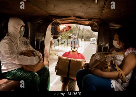 Bicol, Philippines. 25 janvier, 2018. Un trajet en bus à travers la zone de danger du volcan Mayon Crédit : Lewis Inman/Alamy Live News Banque D'Images