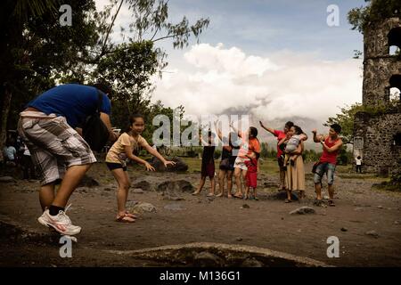 Bicol, Philippines. 25 janvier, 2018. Un groupe de touristes posent pour des photos de l'infron errupting Volcan Mayon Crédit : Lewis Inman/Alamy Live News Banque D'Images