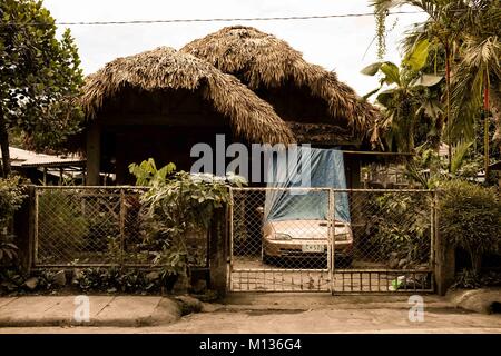 Bicol, Philippines. 25 janvier, 2018. Une maison dans la zone de danger de Volano Mayon, Bicol, Philippines. 25 janvier, 2018. Credit : Lewis Inman/Alamy Live News Banque D'Images