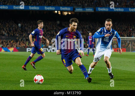 Barcelone, Espagne. 25 Jan, 2018. Le FC Barcelone Lionel Messi(/L) et du RCD Espanyol Sergio Darder rivalisent pour le ballon pendant le match de Coupe du Roi entre le FC Barcelone et le RCD Espanyol de Barcelone, Espagne, le 25 janvier 2018. Le FC Barcelone a gagné 2-0. Le FC Barcelone est qualifié pour les demi-finales. Credit : Joan Gosa/Xinhua/Alamy Live News Banque D'Images