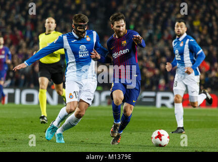 Barcelone, Espagne. 25 Jan, 2018. Le FC Barcelone Lionel Messi(R) et l'Espanyol's David Lopez en concurrence en Espagne durant la Coupe du Roi entre le FC Barcelone et le RCD Espanyol de Barcelone, Espagne, le 25 janvier 2018. Le FC Barcelone a gagné 2-0. Le FC Barcelone est qualifié pour les demi-finales. Credit : Joan Gosa/Xinhua/Alamy Live News Banque D'Images