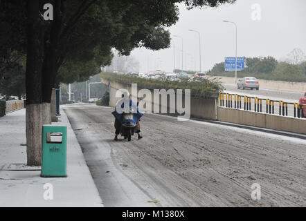 Changsha, Chine, province du Hunan. 26 janvier, 2018. Un homme roule sur une route couverte de neige à Changsha, capitale de la province du Hunan en Chine centrale, le 26 janvier 2018. Changsha assisté une chute de neige vendredi. Credit : Long Hongtao/Xinhua/Alamy Live News Banque D'Images