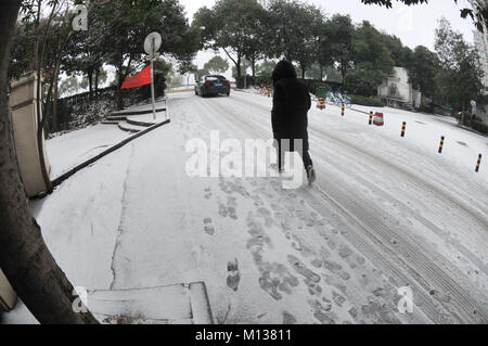 Changsha, Chine, province du Hunan. 26 janvier, 2018. Les citoyens à pied sur une route couverte de neige à Changsha, capitale de la province du Hunan en Chine centrale, le 26 janvier 2018. Changsha assisté une chute de neige vendredi. Credit : Long Hongtao/Xinhua/Alamy Live News Banque D'Images