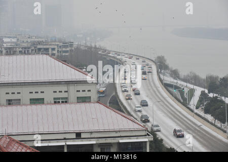 Changsha, Chine, province du Hunan. 26 janvier, 2018. Déplacer les voitures sur une route principale à la zone urbaine à Changsha, capitale de la province du Hunan en Chine centrale, le 26 janvier 2018. Changsha assisté une chute de neige vendredi. Credit : Long Hongtao/Xinhua/Alamy Live News Banque D'Images