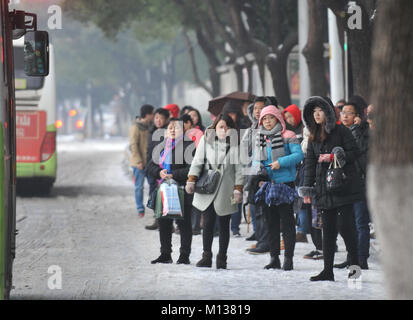 Changsha, Chine, province du Hunan. 26 janvier, 2018. Les citoyens attendent pour bus à une station de bus à Changsha, capitale de la province du Hunan en Chine centrale, le 26 janvier 2018. Changsha assisté une chute de neige vendredi. Credit : Long Hongtao/Xinhua/Alamy Live News Banque D'Images