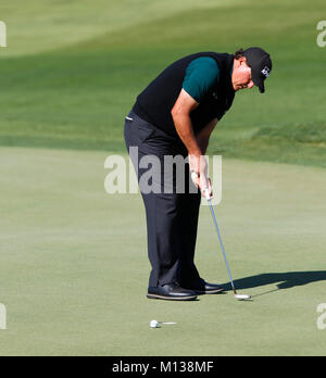 San Diego, CA, USA. 25 Jan, 2018. Phil Mickelson rate un putt court au 18e trou du parcours nord Torrey Pines le 25 janvier 2018. Credit : K.C. Alfred/San Diego Union-Tribune/ZUMA/Alamy Fil Live News Banque D'Images