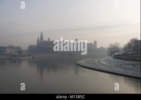 Cracovie, Pologne. 26 janvier, 2018. Le smog est vu plus haut château de Wawel à Cracovie. Aujourd'hui, le niveau de PM 10 est de 136 ?g/m3. Credit : Omar Marques/SOPA/ZUMA/Alamy Fil Live News Banque D'Images