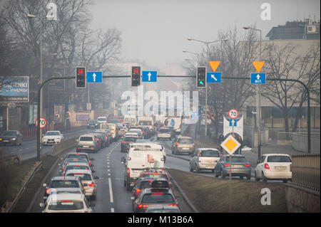 Cracovie, Pologne. 26 janvier, 2018. Le smog est vu lors d'un embouteillage à Cracovie. Aujourd'hui, le niveau de PM 10 est de 136 ?g/m3. Credit : Omar Marques/SOPA/ZUMA/Alamy Fil Live News Banque D'Images