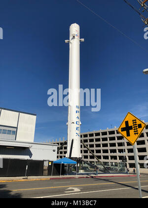 Fusée Falcon 9 en face de SpaceX quartier général situé à Hawthorne, Californie le 13 janvier 2018. Les deux étapes-à-orbite ascenseur moyen véhicule de lancement peut soulever des charges utiles jusqu'à 22 800 kilogrammes (50 300 lb) à l'orbite terrestre basse. - Pas de service de fil - Photo : Christoph Dernbach/dpa Banque D'Images