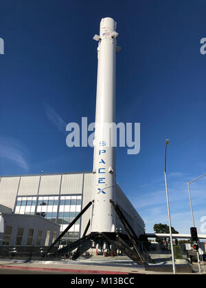 Fusée Falcon 9 en face de SpaceX quartier général situé à Hawthorne, Californie le 13 janvier 2018. Les deux étapes-à-orbite ascenseur moyen véhicule de lancement peut soulever des charges utiles jusqu'à 22 800 kilogrammes (50 300 lb) à l'orbite terrestre basse. - Pas de service de fil - Photo : Christoph Dernbach/dpa Banque D'Images