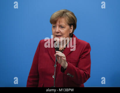 Berlin, Allemagne. 26 janvier, 2018. Le chancelier allemand et chef de l'allemand l'Union chrétienne-démocrate (CDU) Angela Merkel prononce un discours avant le début des négociations de coalition au siège de la CDU à Berlin, capitale de l'Allemagne, le 26 janvier 2018. Credit : Shan Yuqi/Xinhua/Alamy Live News Banque D'Images