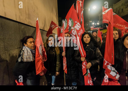 Londres, Royaume-Uni. 25 Jan, 2018. Agent de police watch, éclairé par le feu bleu lumières de plusieurs voitures de police en tant que membres et sympathisants de l'Union des travailleurs indépendants de Grande-Bretagne qui ont tenu une manifestation dans le hall du Collège royal de musique ce soir à l'appui de l'entretien il y a encore leur protestation à l'extérieur après avoir été dit de quitter. Credit : ZUMA Press, Inc./Alamy Live News Banque D'Images