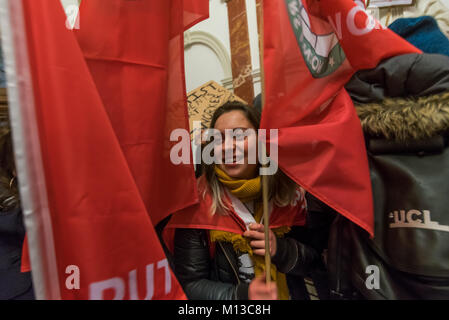 Londres, Royaume-Uni. 25 Jan, 2018. Agent de police watch, éclairé par le feu bleu lumières de plusieurs voitures de police en tant que membres et sympathisants de l'Union des travailleurs indépendants de Grande-Bretagne qui ont tenu une manifestation dans le hall du Collège royal de musique ce soir à l'appui de l'entretien il y a encore leur protestation à l'extérieur après avoir été dit de quitter. Credit : ZUMA Press, Inc./Alamy Live News Banque D'Images