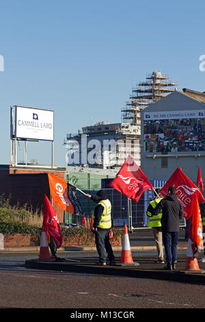 Birkenhead, Liverpool, Royaume-Uni. 26 janvier 2018. Les travailleurs de la Cammell Laird shipyard marche sur la 1ère de 2 jours de grève prévues après avoir rejeté le salaire et les conditions de gestion offre. Credit : Ken Biggs/Alamy Live News. Banque D'Images