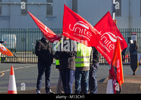 Birkenhead, Liverpool, Royaume-Uni. 26 janvier 2018. Les travailleurs de la Cammell Laird shipyard marche sur la 1ère de 2 jours de grève prévues après avoir rejeté le salaire et les conditions de gestion offre. Credit : Ken Biggs/Alamy Live News. Banque D'Images