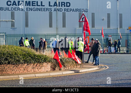 Birkenhead, Liverpool, Royaume-Uni. 26 janvier 2018. Les travailleurs de la Cammell Laird shipyard marche sur la 1ère de 2 jours de grève prévues après avoir rejeté le salaire et les conditions de gestion offre. Credit : Ken Biggs/Alamy Live News. Banque D'Images