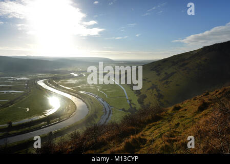 Ingelmunster, UK. 26 janvier 2018. Le soleil qui brille sur la rivière Cuckmere car elle serpente à travers le parc national de South Downs près de Seaford. Crédit : Peter Cripps/Alamy Live News Banque D'Images