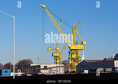 Birkenhead, Liverpool, Royaume-Uni. 26 janvier 2018. Les travailleurs de la Cammell Laird shipyard marche sur la 1ère de 2 jours de grève prévues après avoir rejeté le salaire et les conditions de gestion offre. Credit : Ken Biggs/Alamy Live News. Banque D'Images