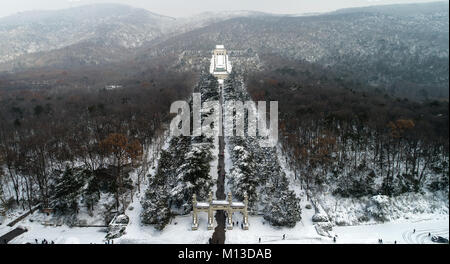 Nanjing. 26 janvier, 2018. Photo prise le 26 janvier 2018 montre le paysage de neige au mausolée Sun Yat-sen de Nanjing, Jiangsu Province de Chine orientale. Crédit : Li Xiang/Xinhua/Alamy Live News Banque D'Images